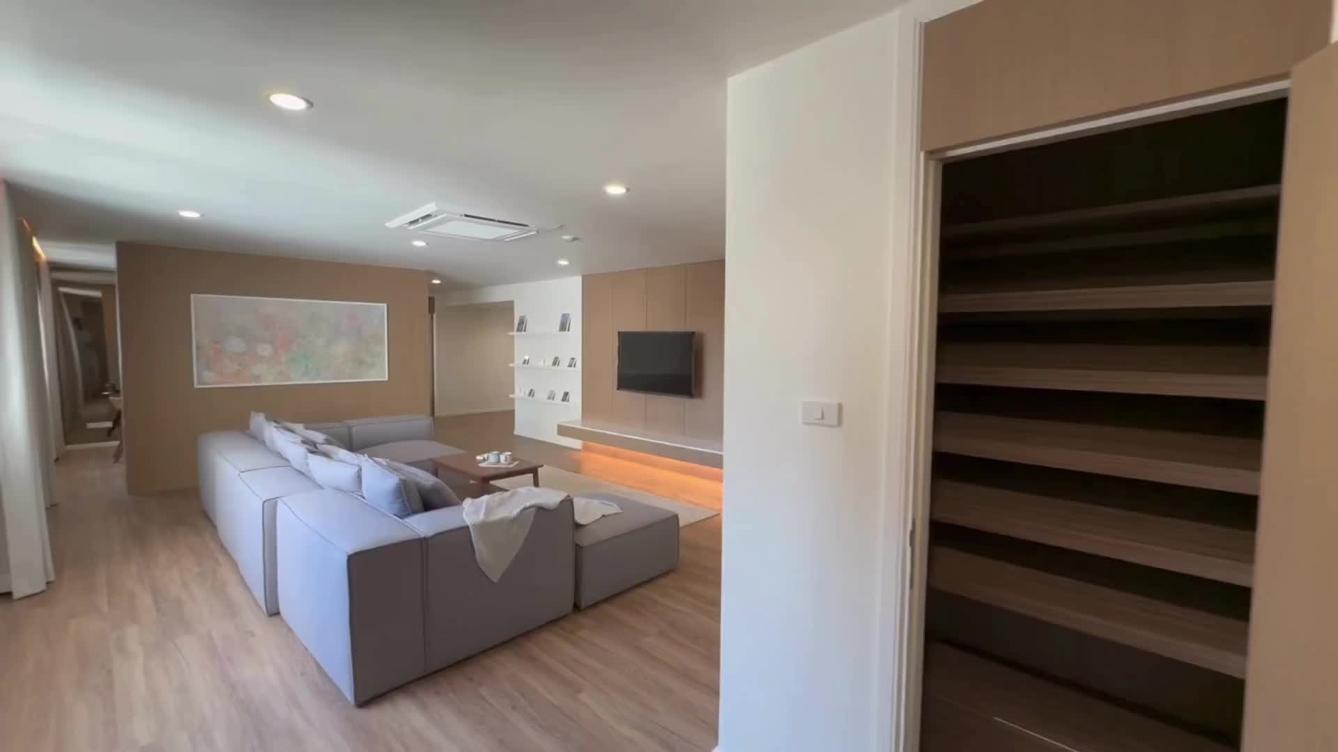 ให้เช่าคอนโด 4 ห้องนอน United Tower ใจกลางทองหล่อ สุขุมวิท - video